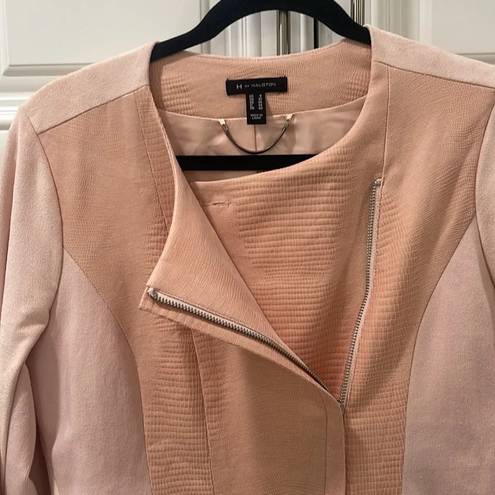 H by Halston Women's Size 6 pink
Long Sleeve Zip Up lined Blazer with flaw - Picture 2 of 15